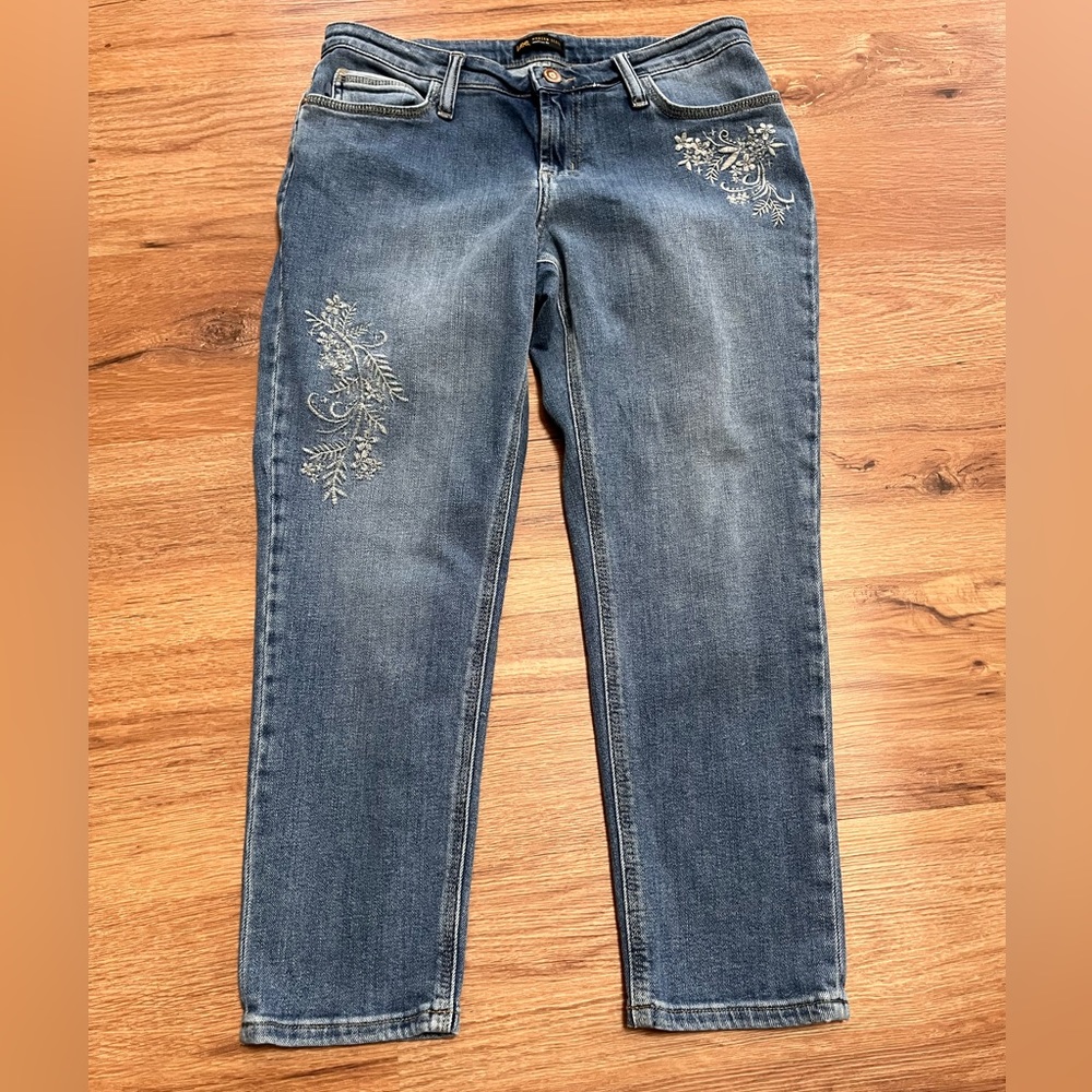 Lee embroidered cropped jeans/capris, size 8